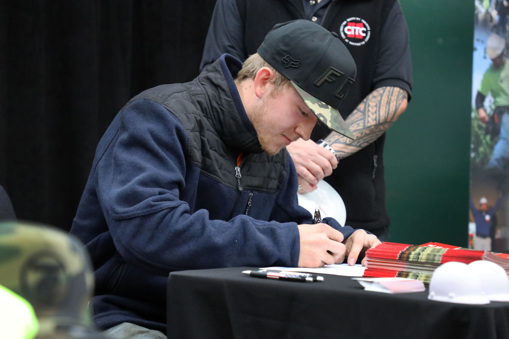 Tapani signs